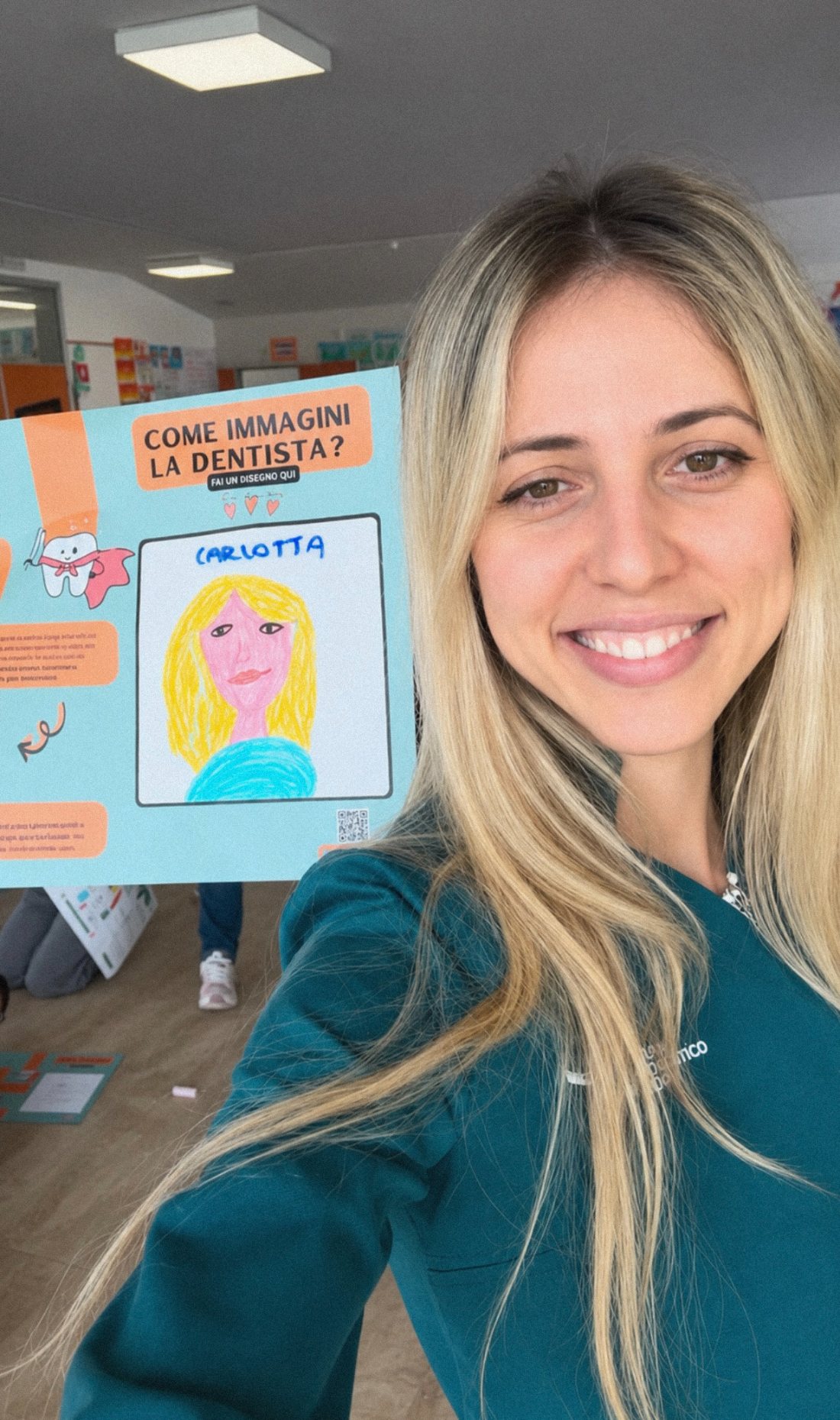 Carlotta Seno con il disegno di un bambino: «Come immagini la dentista?»