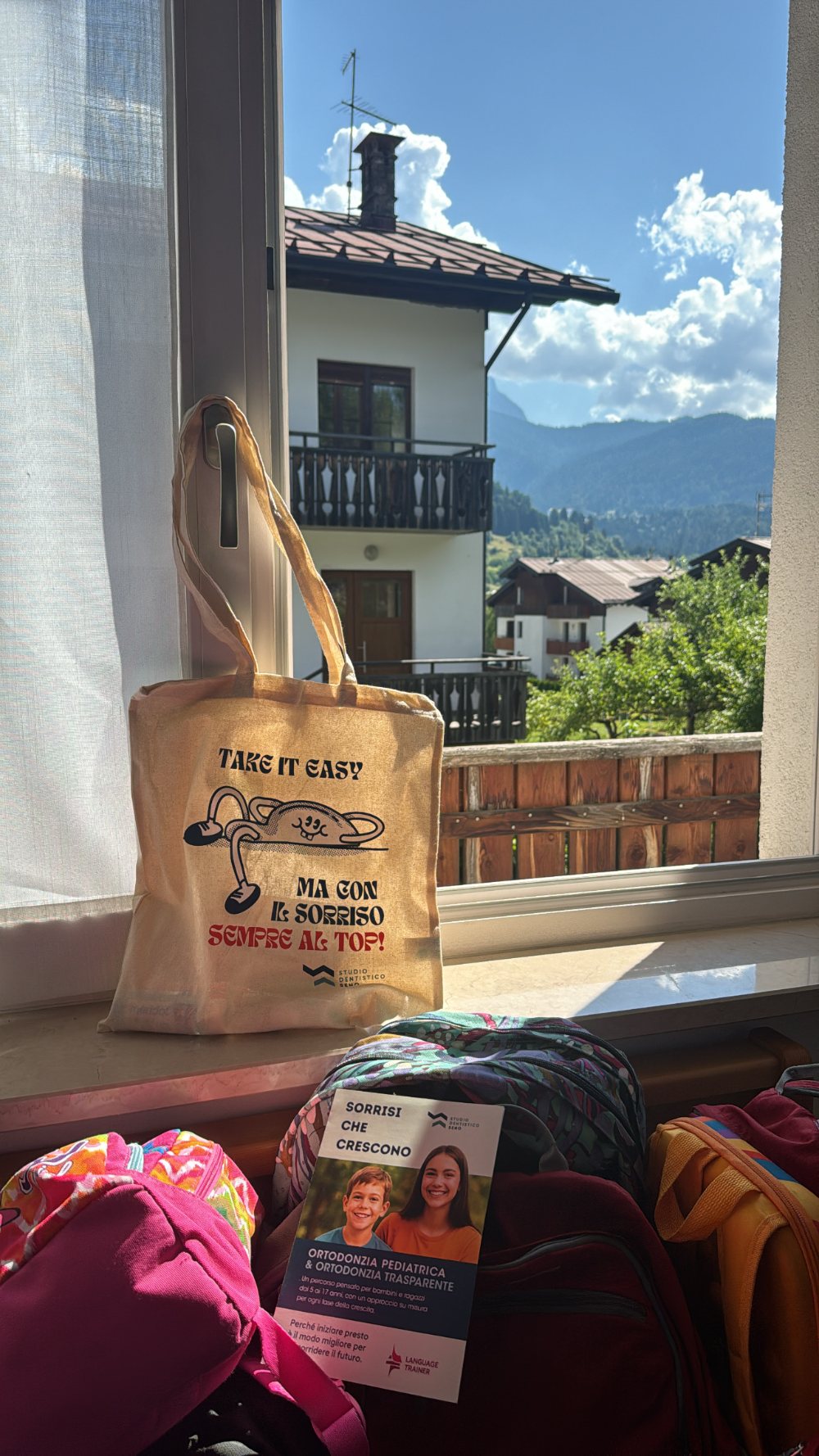 Shopper «Take it easy ma con il sorriso sempre al top!» e brochure «Sorrisi che crescono» dello Studio Dentistico Seno